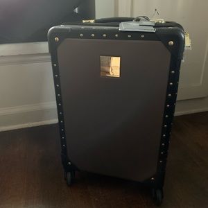 Vince Camuto carry on spinner luggage